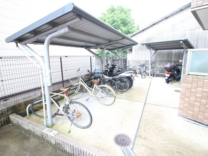 物件外観写真4　(駐輪場)