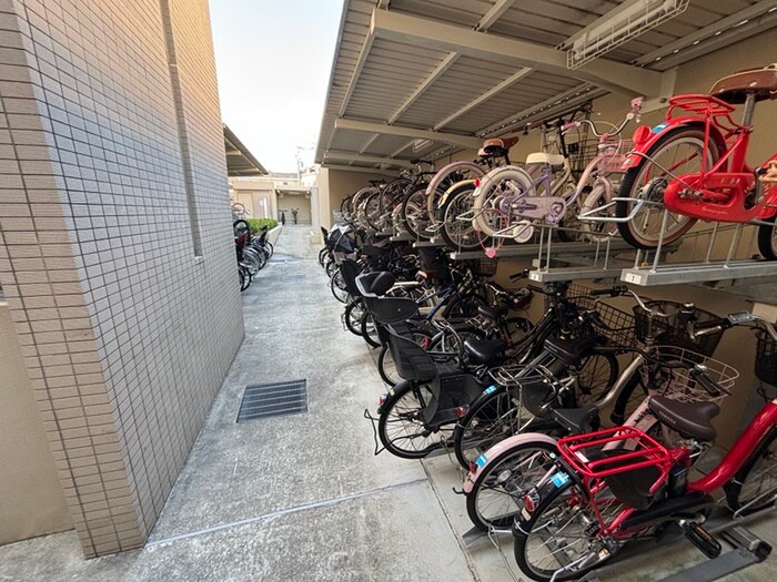 物件外観写真4　(駐輪場)