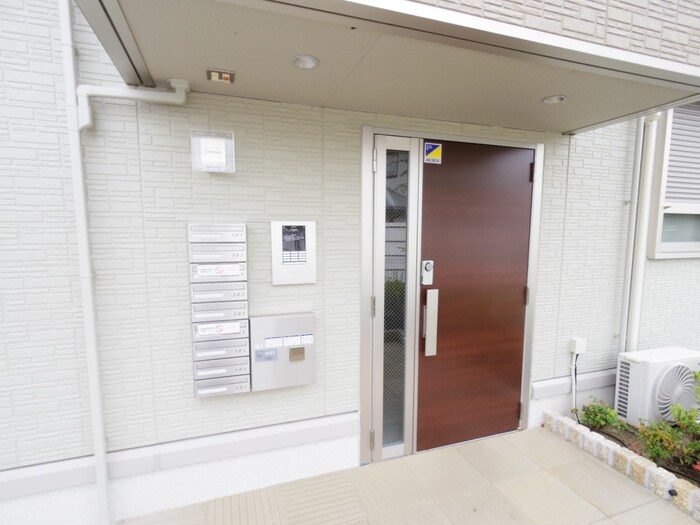 物件外観写真3　(エントランス部分)