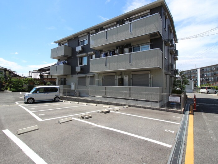 物件外観写真6　(駐車場)