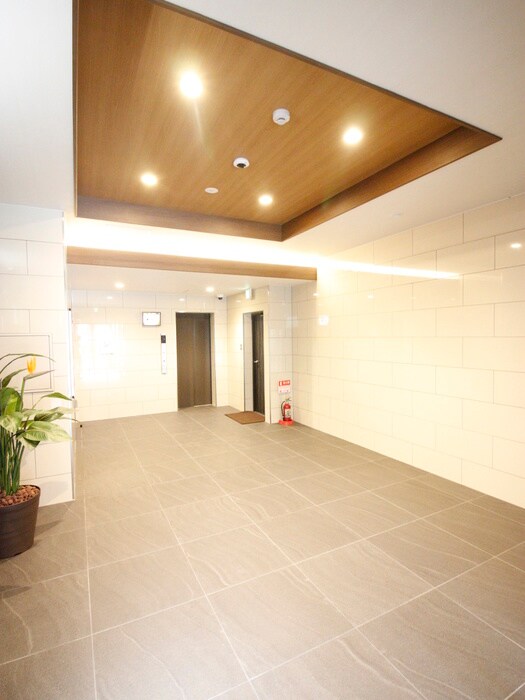 物件外観写真2　(エントランス部分)