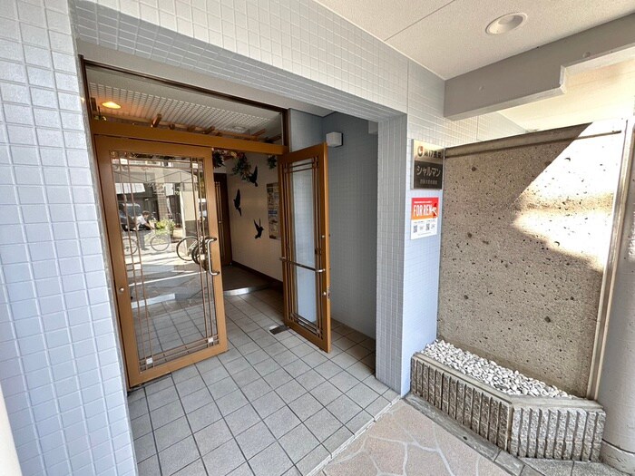 物件外観写真2　(エントランス部分)