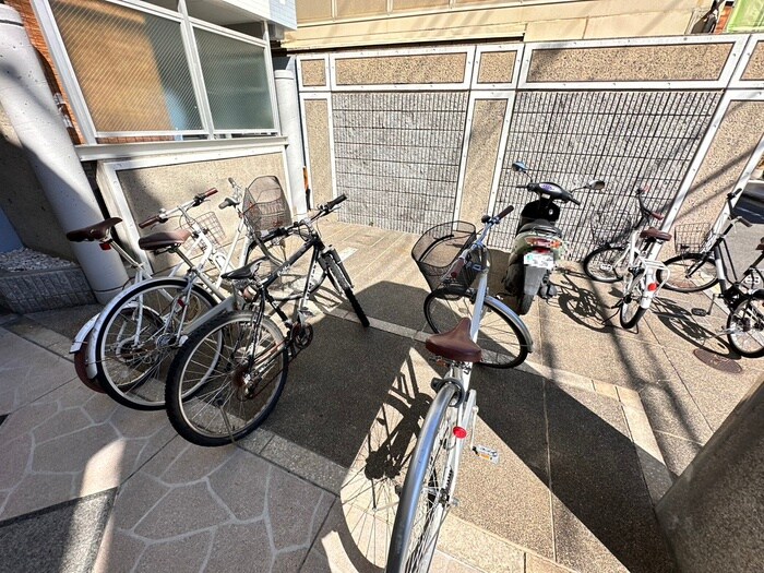 物件外観写真5　(駐輪場)
