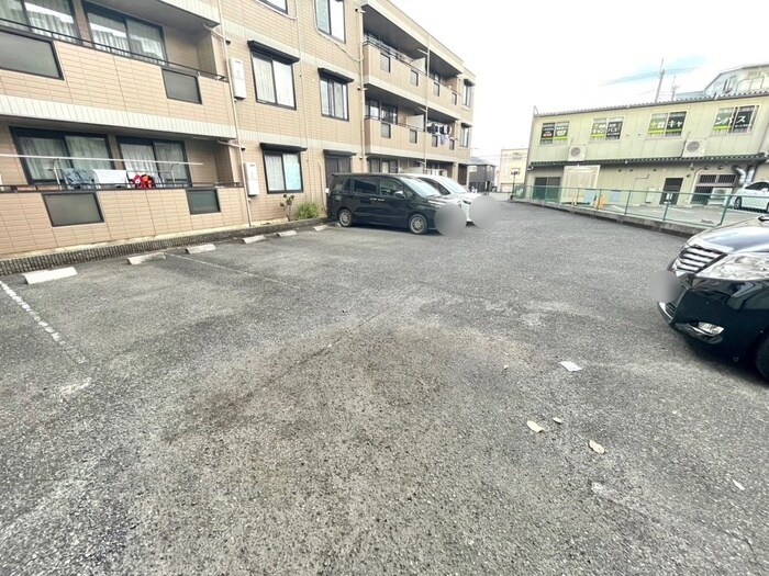 物件外観写真4　(駐車場)