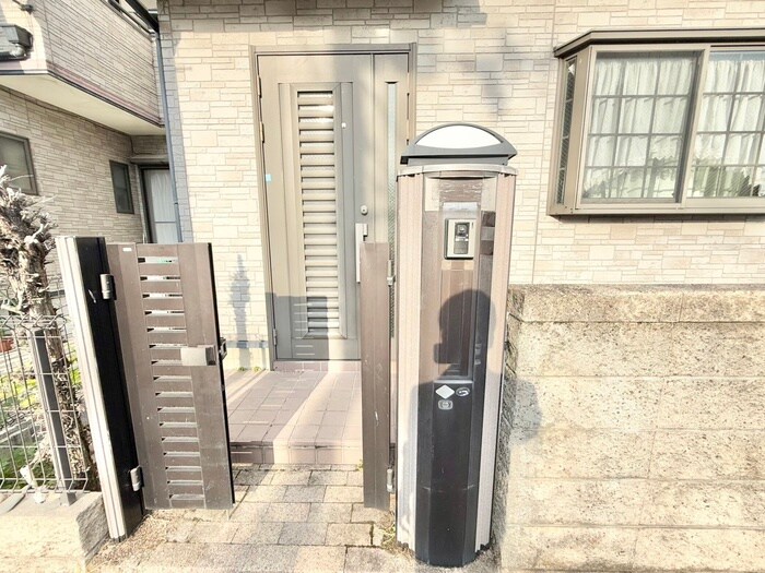 物件外観写真5　(エントランス部分)