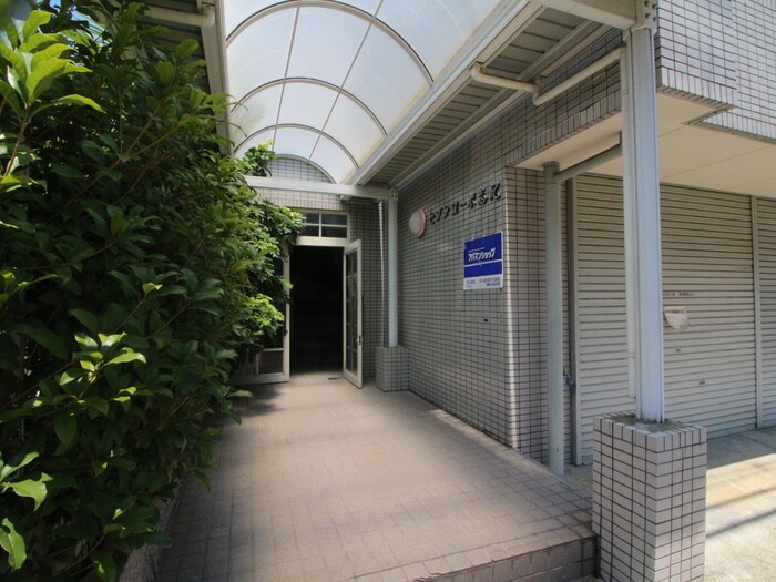 物件外観写真4　(エントランス部分)