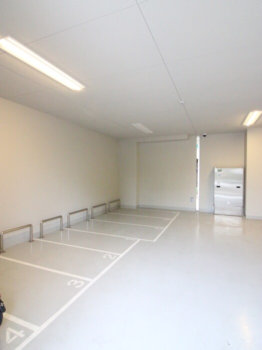 物件外観写真5　(バイク置き場)