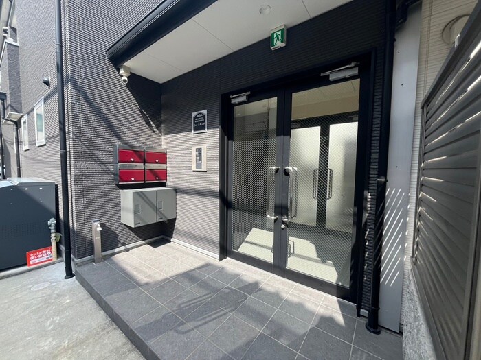 物件外観写真2　(エントランス部分)