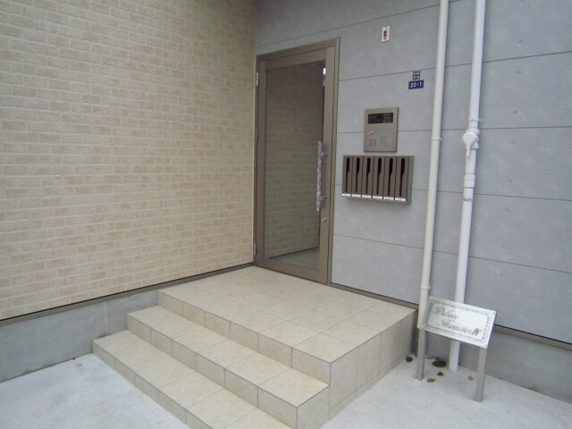 物件外観写真2　(エントランス部分)