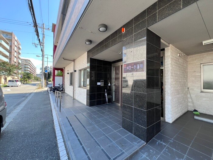 物件外観写真4　(エントランス部分)