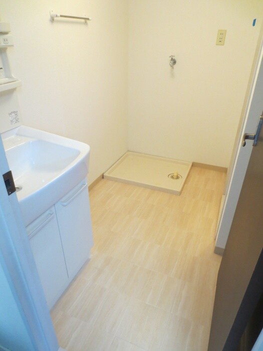 物件内観写真5　(洗濯機置場)