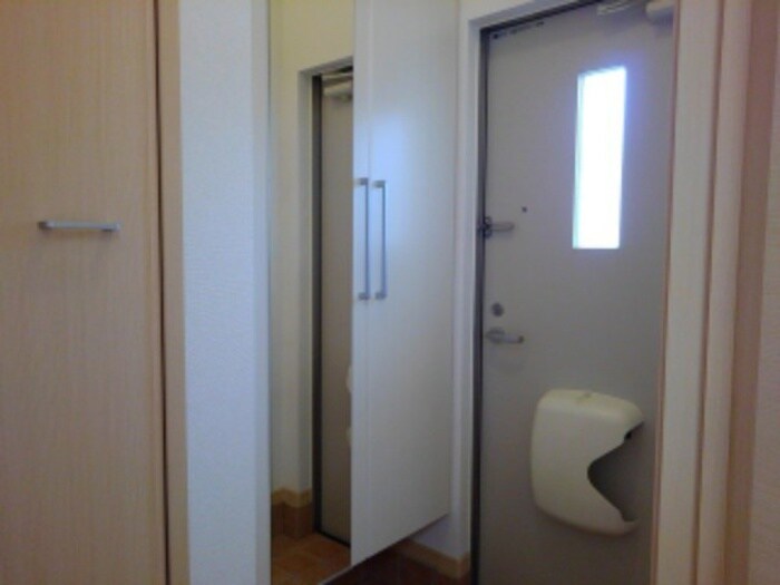 物件内観写真9　(玄関)