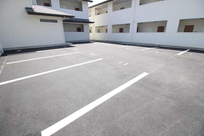 物件外観写真3　(駐車場)