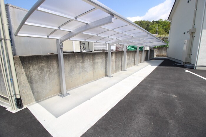 物件外観写真4　(駐輪場)