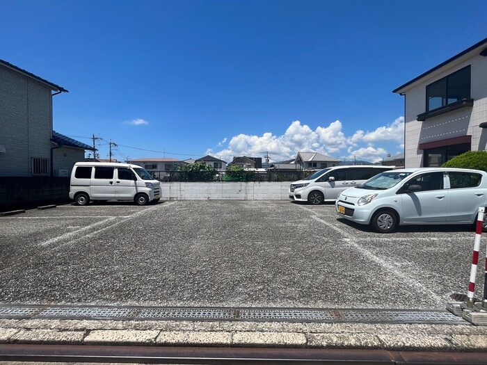 物件外観写真3　(駐車場)