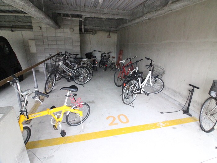 物件外観写真4　(駐輪場)