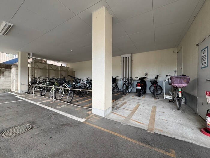 物件外観写真2　(駐輪場)
