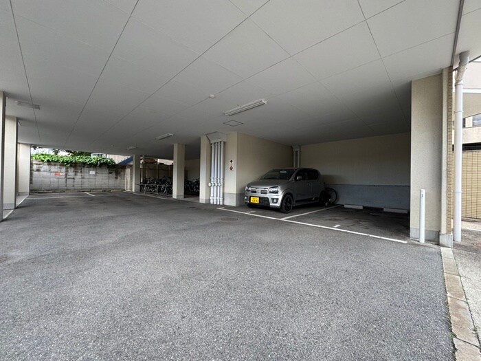 物件外観写真6　(駐車場)