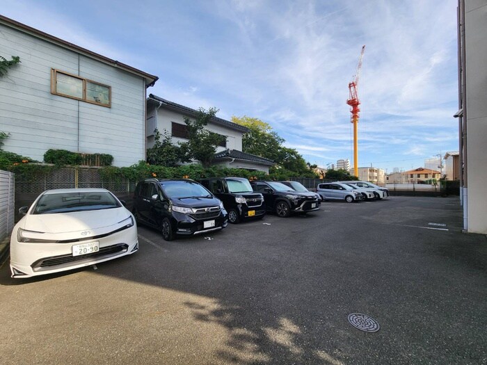 物件外観写真4　(駐車場)