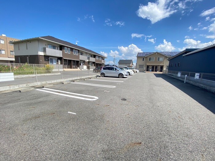物件外観写真3　(駐車場)