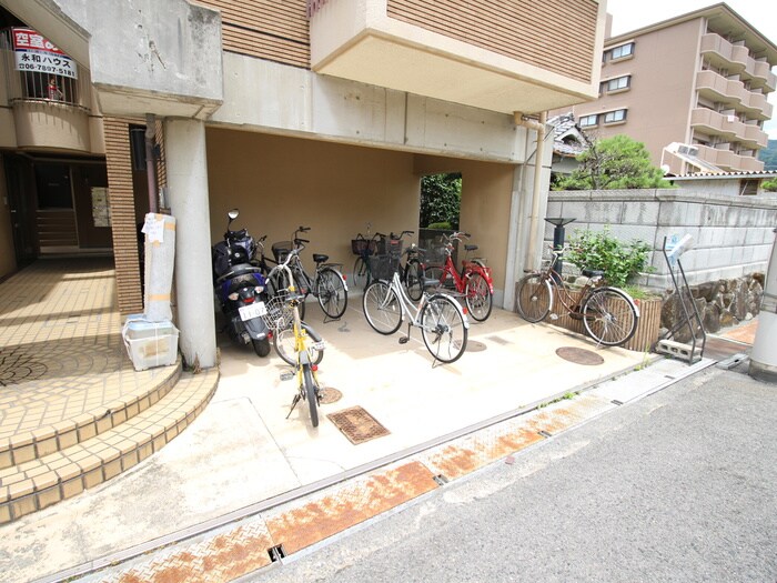 物件外観写真5　(駐輪場)
