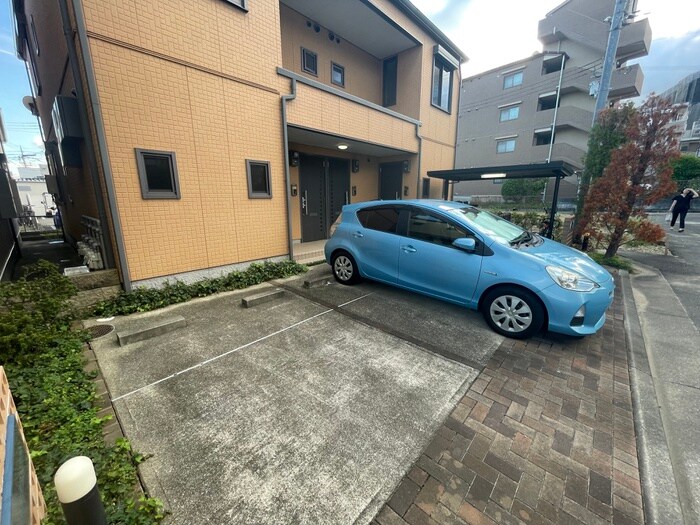 物件外観写真4　(駐車場)