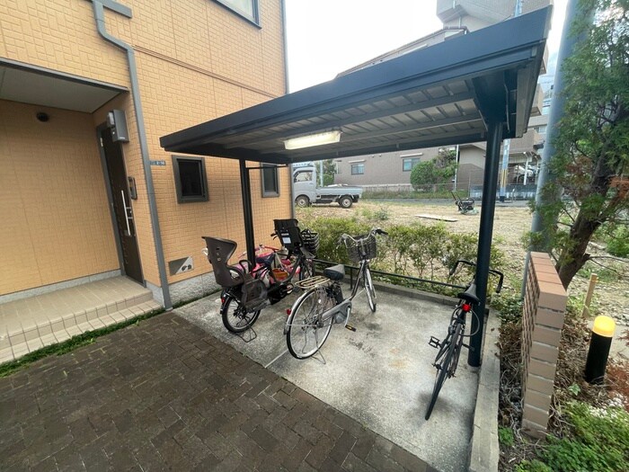 物件外観写真5　(駐輪場)