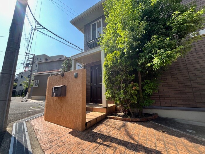 物件外観写真2　(エントランス部分)