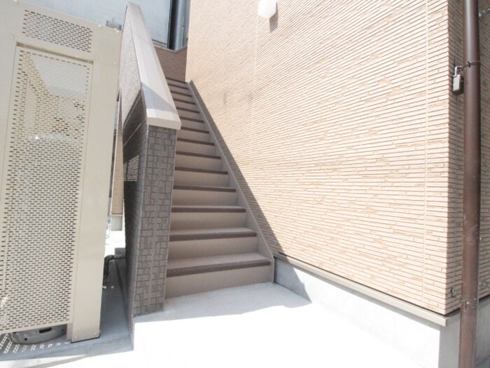 物件外観写真2　(エントランス部分)