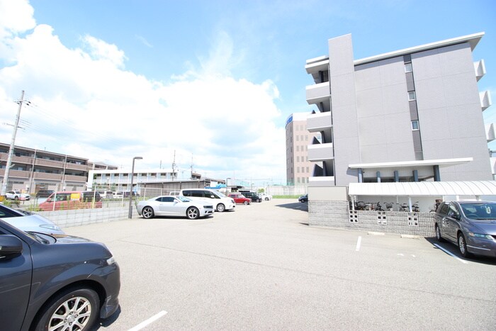 物件外観写真5　(駐車場)