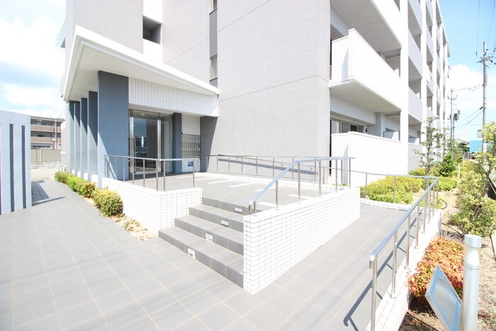 物件外観写真6　(エントランス部分)