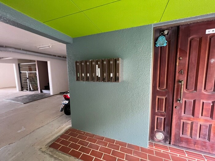 物件外観写真4　(エントランス部分)