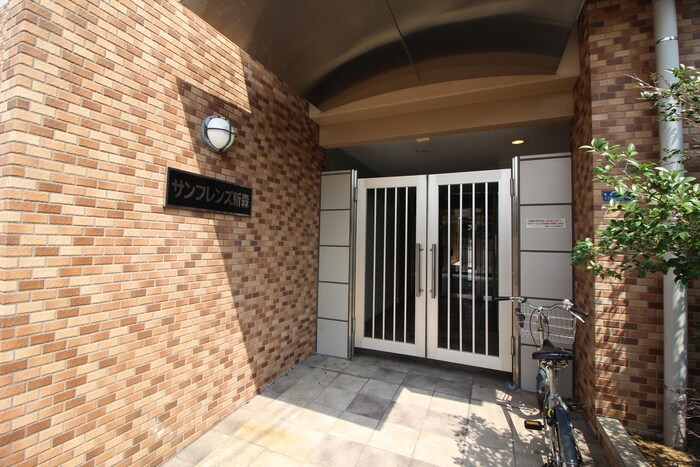 物件外観写真2　(エントランス部分)