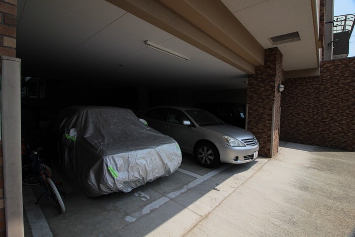 物件外観写真4　(駐車場)