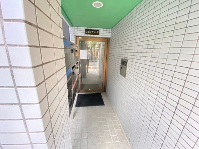 物件外観写真6　(エントランス部分)