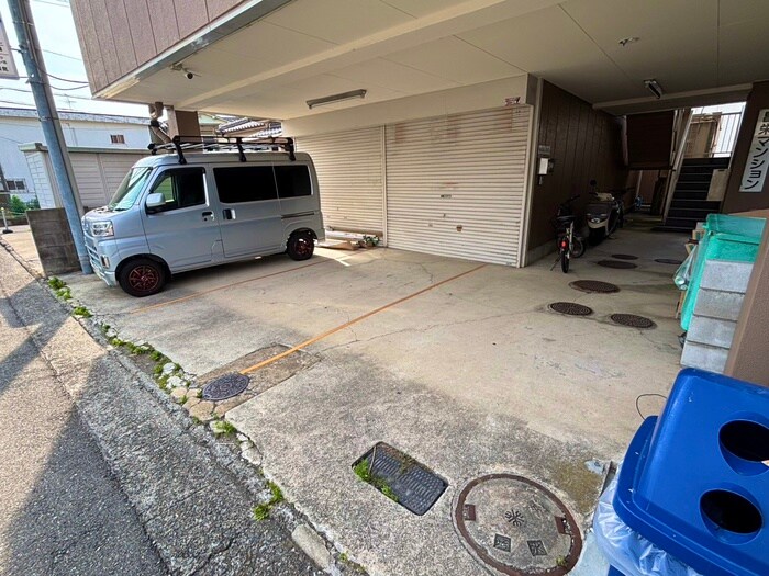 物件外観写真2　(駐車場)