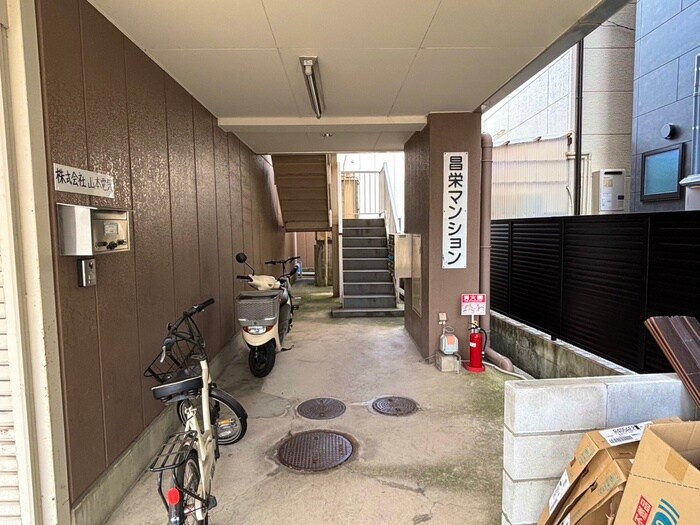 物件外観写真3　(エントランス部分)