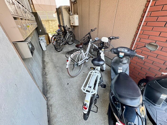 物件外観写真3　(駐輪場)