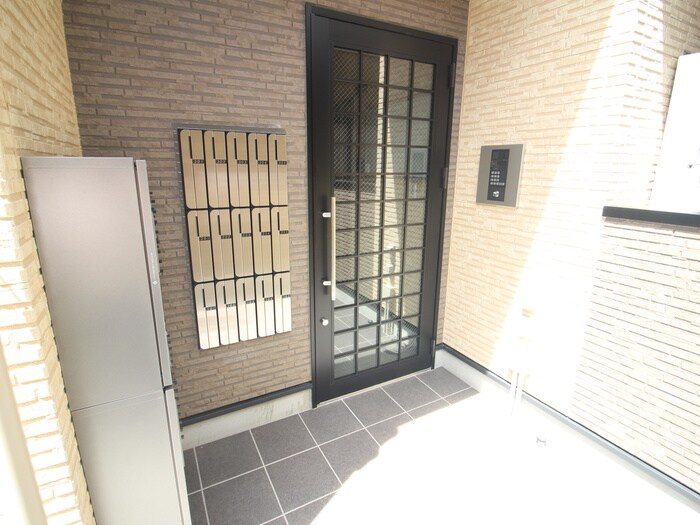 物件外観写真2　(エントランス部分)