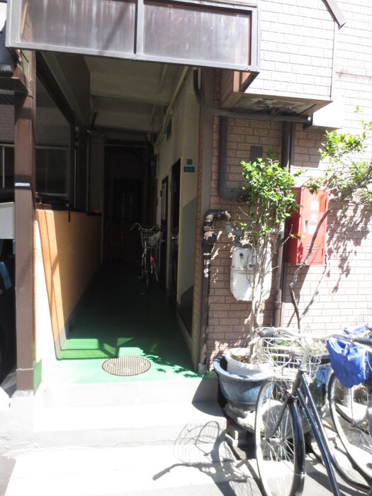 物件外観写真3　(エントランス部分)