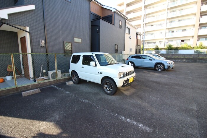 物件外観写真3　(駐車場)