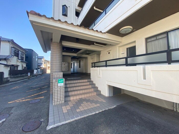 物件外観写真2　(エントランス部分)