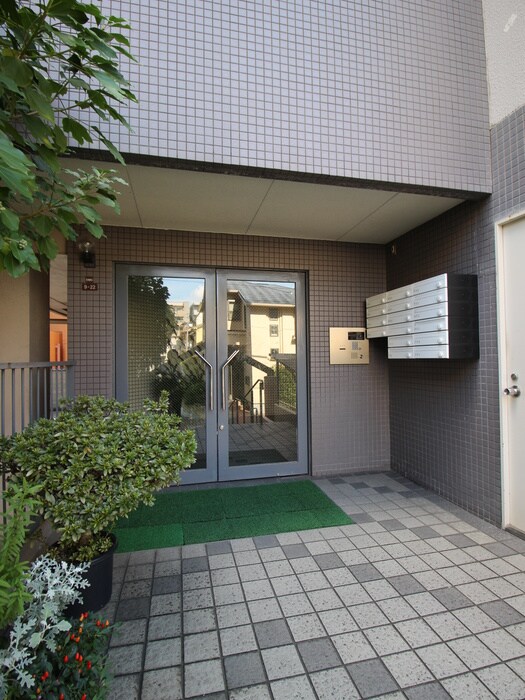 物件外観写真5　(エントランス部分)