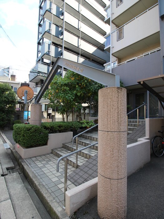 物件外観写真6　(エントランス部分)