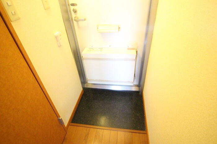 物件内観写真8　(玄関)