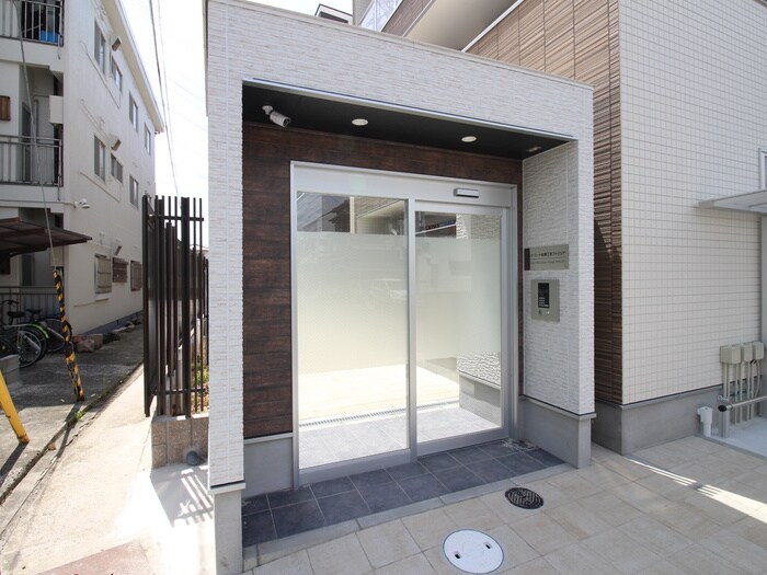 物件外観写真2　(エントランス部分)