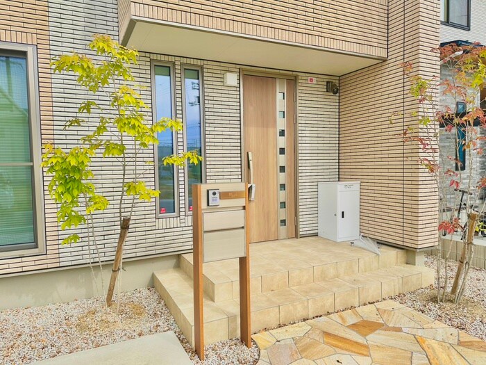 物件外観写真3　(エントランス部分)