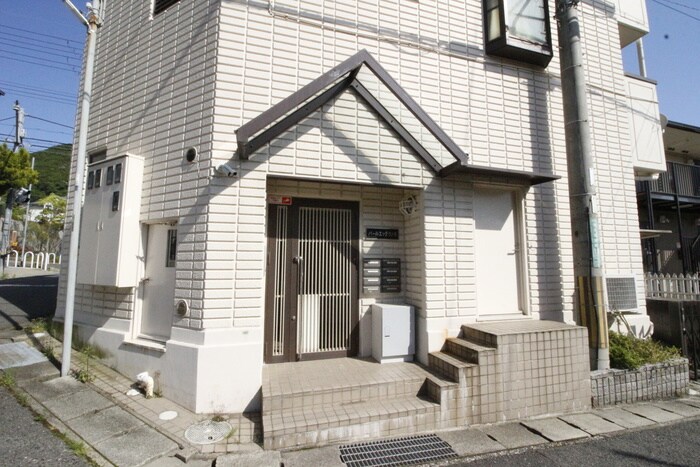 物件外観写真2　(エントランス部分)