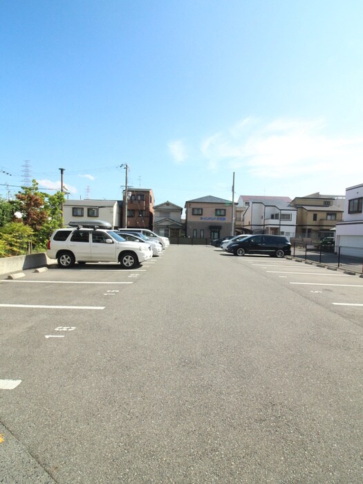 物件外観写真3　(駐車場)