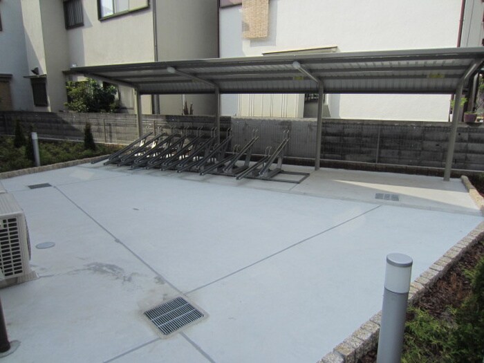 物件外観写真2　(駐輪場)